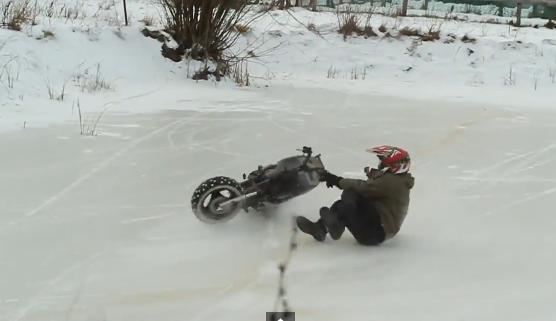 zabawa skuterem zimą na śniegu