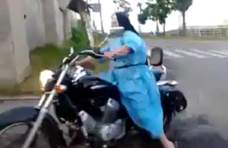 zakonnica na motocyklu